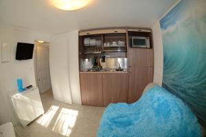 a room with a kitchen with a sink and a cabinet at Appartement dans Villa St Raphael in Saint-Raphaël