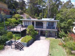 una casa con porche y terraza en Corymbia Batemans Bay, en Batemans Bay