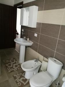 ein Bad mit einem WC und einem Waschbecken in der Unterkunft Appartamento Villarosa in Syrakus