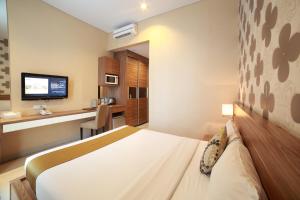 TV i/ili multimedijalni sistem u objektu Rasuna Icon Hotel