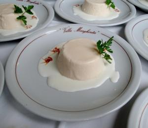 une assiette blanche avec un gâteau sur une table dans l'établissement Albergo Villa Margherita, à Tiglieto