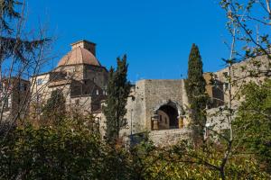stary budynek z wieżą na górze w obiekcie Hotel Villa Porta All'Arco w mieście Volterra +7 zdjęć
