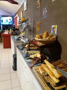 - une cuisine avec un comptoir avec du pain et des paniers de pain dans l'établissement Larmor Plage Hotel, à Larmor-Plage