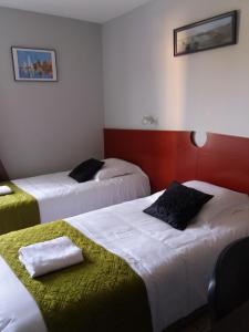 מיטה או מיטות בחדר ב-Larmor Plage Hotel