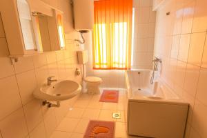 Ένα μπάνιο στο Apartmani Spaic +27 φωτογραφίες