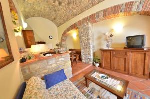 Televízia a/alebo spoločenská miestnosť v ubytovaní Casa Vacanze Vertine