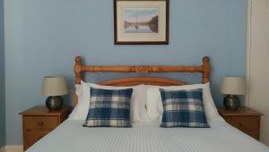 Postel nebo postele na pokoji v ubytování Lochinver Guesthouse
