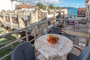 Φαγητό σε αυτό το διαμέρισμα ή κάπου εκεί κοντά