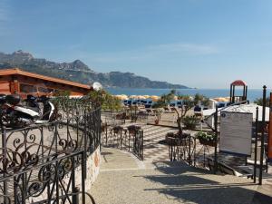 Vista sull'oceano da un resort con recinzione di ferro di Patry' house a Giardini Naxos