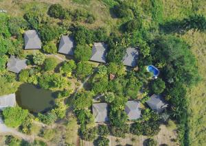 einen Blick über einen Park mit Bäumen und Häusern in der Unterkunft Huan Chiang Dao Resort in Chiang Dao