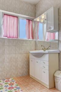 een badkamer met een wastafel en een spiegel bij Apartments Dragica 1251 in Fažana +34 foto's