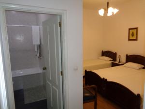 En eller flere senger på et rom på Quinta Do Alves