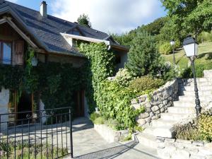 a house with ivy on the side of it at Le Mazacote de Florisol in Les Cotes de Corps