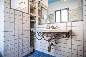 A bathroom at C'era una volta