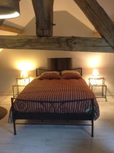 - une chambre avec un lit et 2 lampes dans l'établissement Entre Bourgogne et Morvan, à Saint-Rémy