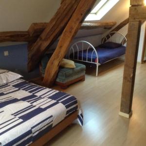 - une chambre avec un lit et deux chaises dans l'établissement Entre Bourgogne et Morvan, à Saint-Rémy
