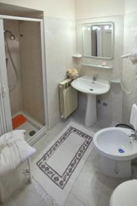 モンテカティーニ・テルメにあるHotel Piccadillyの白いバスルーム(シンク、シャワー付)