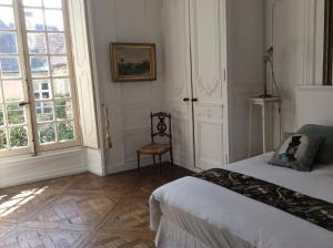A bed or beds in a room at Hotel des Tailles