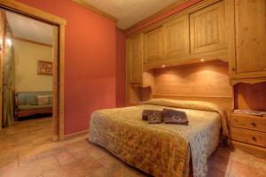Rúm í herbergi á B&B Residence Checrouit