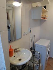 łazienka z umywalką i lustrem w obiekcie Studio apartman sirena w mieście Zadar