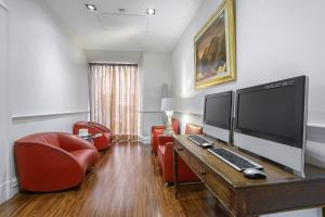 a living room with a desk with a computer on it at Gambrinus Hotel in Rome