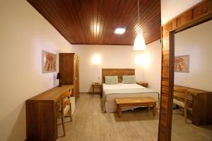 Cama ou camas em um quarto em Coconut's Maresias Hotel