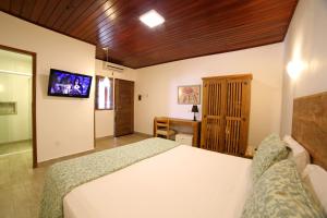 Cama ou camas em um quarto em Coconut's Maresias Hotel