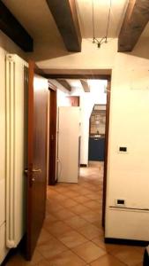 einen Flur eines Büros mit Tür und Zimmer in der Unterkunft Fiore della Laguna in Venedig