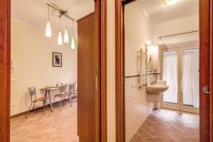La salle de bains est pourvue d'un lavabo et d'une table avec des chaises. dans l'établissement Appartamento Via del Monte della Farina, à Rome 73 autres photos