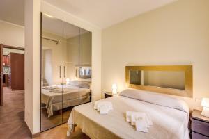 Appartamento Via del Monte della Farina في روما: غرفة نوم بسرير ومرآة كبيرة