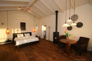 um quarto com uma cama, uma mesa e cadeiras em Nof Einsof em Kefar Qish
