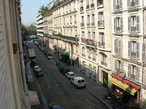Pemandangan umum Paris atau pemandangan kota yang diambil dari apartemen
