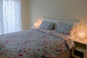 1 dormitorio con 1 cama con edredón de flores en Sunset Holiday Home, en Fernao Ferro