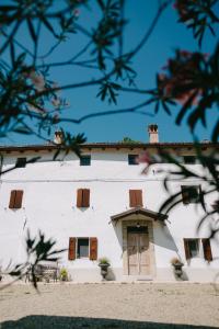 un edificio blanco con puerta y ventanas en Sotto I Sassi, en Guiglia