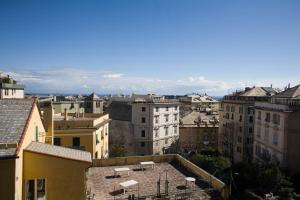 uitzicht op een stad met gebouwen bij Piume Verdi in Genua