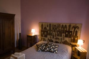 - une chambre avec un lit et 2 lampes dans l'établissement Piume Verdi, à Gênes