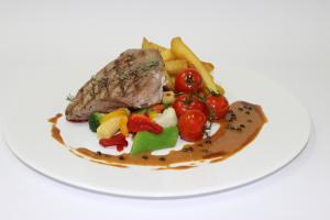 Comida en o cerca de este hotel