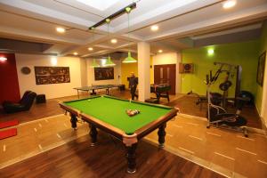 une salle avec un billard et une salle de sport dans l'établissement Hotel OK, à Prizren