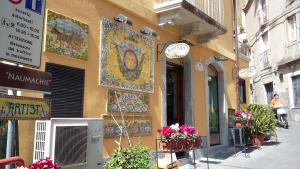 budynek z mozaikami na boku w obiekcie Taormina Rainbow House w Taominie