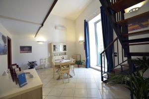 ein Wohnzimmer mit einer Treppe und einem Tisch in der Unterkunft Italia Apartment in Neapel