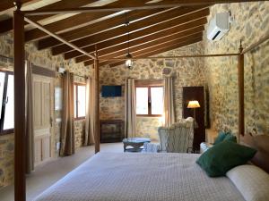 1 dormitorio con 1 cama grande en una habitación en Finca Hotel Son Pont, en Puigpunyent