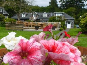 un gruppo di fiori rosa in un cortile di Ecola Creek Lodge a Cannon Beach