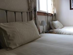 Lova arba lovos apgyvendinimo įstaigoje Abermar Guest House