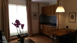 eine Küche und ein Esszimmer mit einem Tisch und einem Fenster in der Unterkunft Il Pozzo in Sorrent