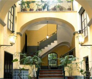 un edificio con una escalera con macetas. en Il Pozzo en Sorrento