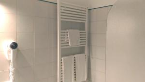 un porte-serviettes dans une salle de bain avec des serviettes blanches dans l'établissement Il Pozzo, à Sorrente 10 autres photos