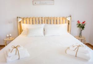 a bedroom with a white bed with two towels on it at Bonjour Bonheur in Avellino