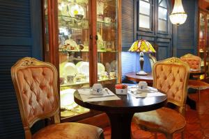 - une salle à manger avec une table et deux chaises dans l'établissement Hotel Gramado Palace, à Gramado