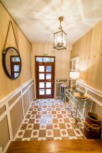 aoyer with a checkered floor and a mirror at Apartamentos Las Fuentes in Llanes