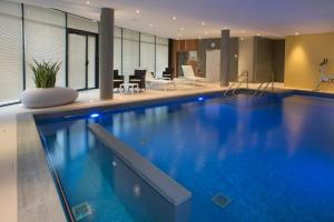 una gran piscina en una habitación de hotel en Domitys Le Carillon d'or en Maubeuge